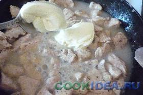 Затем выкладываем сметану на мясо ... Затем выкладываем сметану на мясо ...