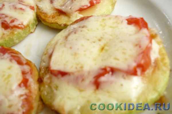 Кабачки, запечёные с помидорами и сыром