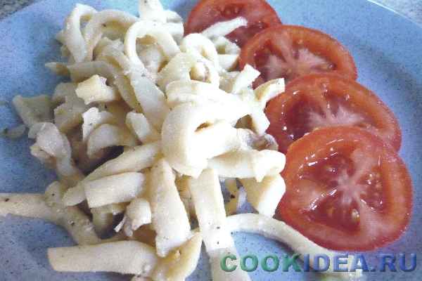Кальмары жареные с луком