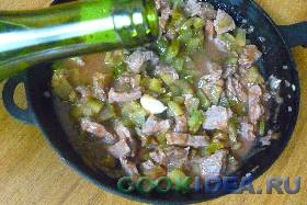 Затем вливаем вино, слитый мясной ... Затем вливаем вино, слитый мясной ...
