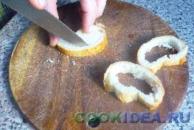 Аккуратно вырезаем в ломтиках серединку ... Аккуратно вырезаем в ломтиках серединку ...