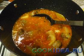 Накрываем кастрюлю крышкой и тушим ...