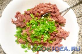 Соединяем зелёный лук с мясным ...