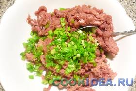 Соединяем зелёный лук с мясным ...